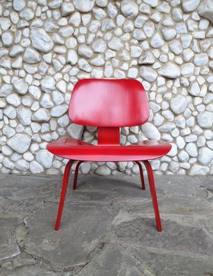 Stained Red LCW Lounge Chair by Charles & Ray Eames for Herman Miller / Evans Products Company, 1948-ZM-1074254