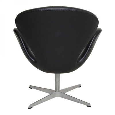 Swan Chair in Black Leather by Arne Jacobsen for Fritz Hansen-MTD-1400585