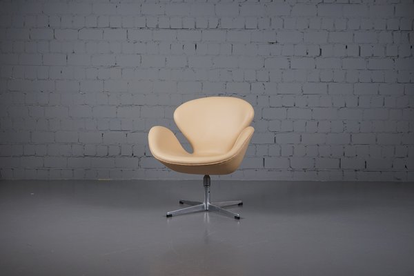 Swan Chair in Leather Arne Jacobsen for Fritz Hansen, 1960s-XNJ-1357436