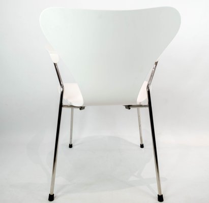 White Model 3207 Chair with Armrests by Arne Jacobsen and Fritz Hansen-UY-999256