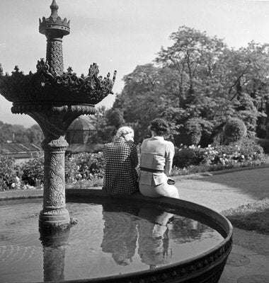 Women at Fountain Wilhelma Gardens, Stuttgart Germany, 1935-DYV-988139