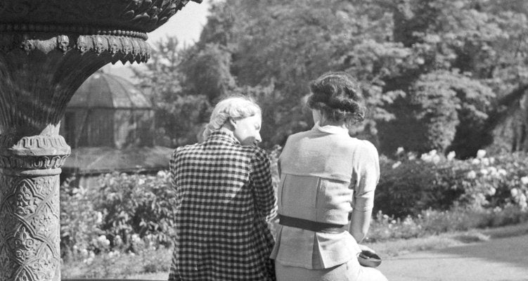 Women at Fountain Wilhelma Gardens, Stuttgart Germany, 1935-DYV-988139