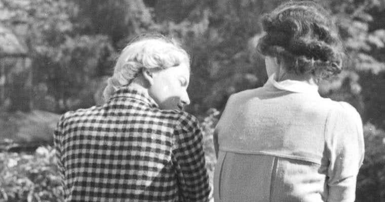 Women at Fountain Wilhelma Gardens, Stuttgart Germany, 1935-DYV-988139