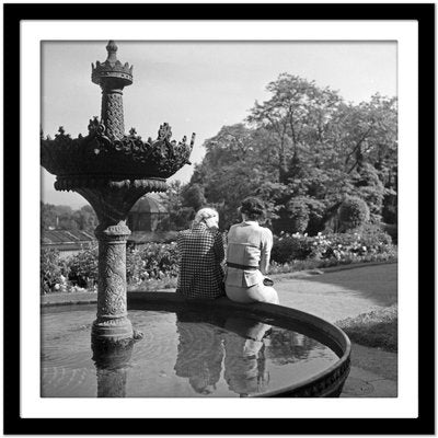 Women at Fountain Wilhelma Gardens, Stuttgart Germany, 1935-DYV-988139