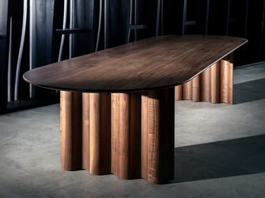 CURTAIN - Oval solid wood table by Zeitraum